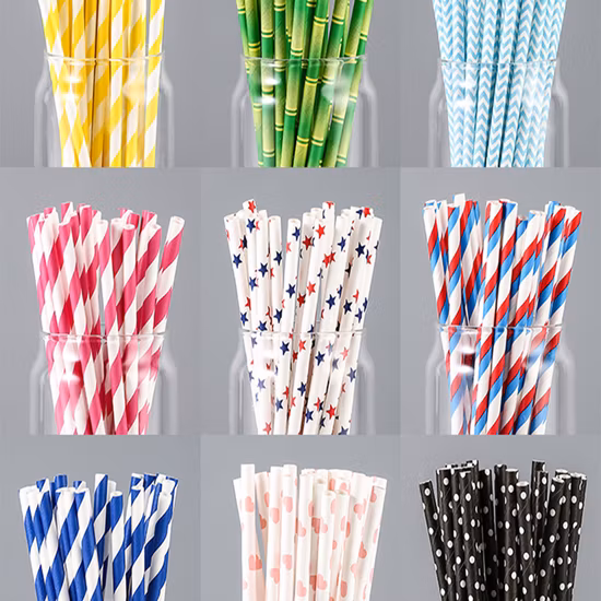 Kompostierbare Einweg-Trinkhalme aus Papier. Einzeln verpackte Papier-Trinkhalme