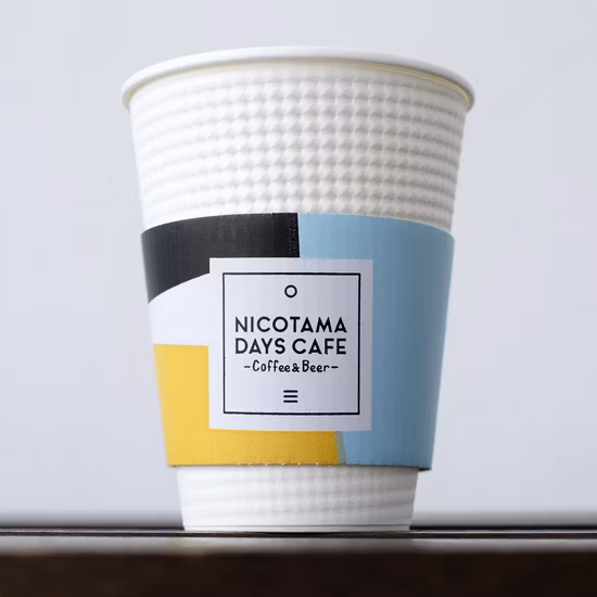 Maßgeschneiderte Einweg-Kaffeetassen aus Kraftpapier mit Einzel-/Doppel-/Wellenwand und Deckel für Heißgetränke